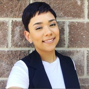 Meet your Posher, Larissa